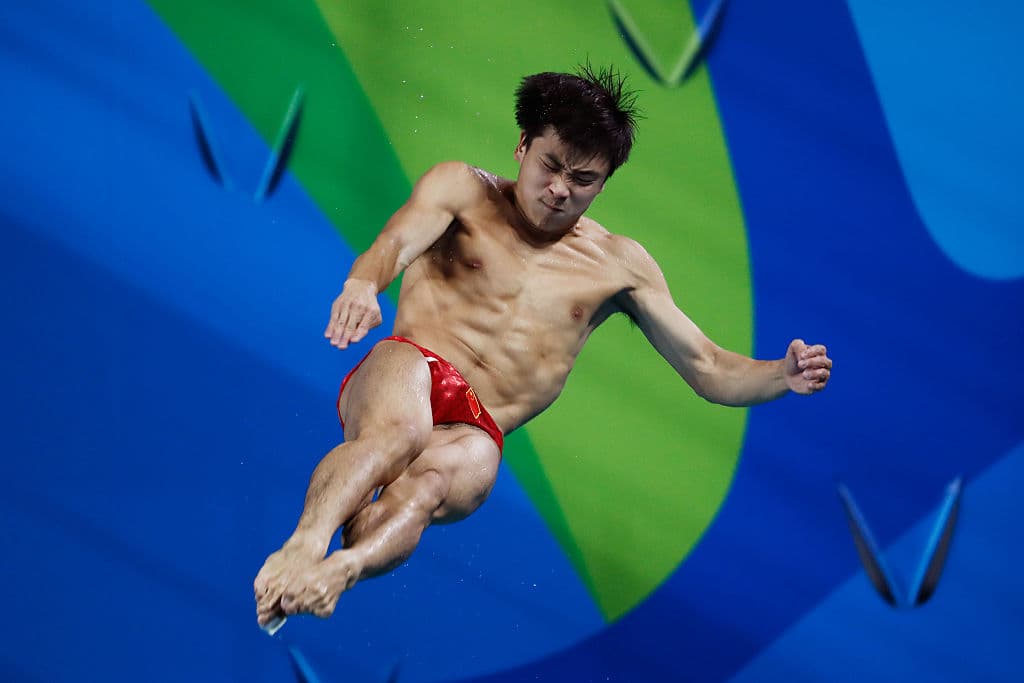 Yuan Cao de China se llevó el oro en los clavados masculinos desde el trampolín de tres metros, la plata fue para el británico Jack Laugher y el bronce se lo quedó Patrick Hausding de Alemania.