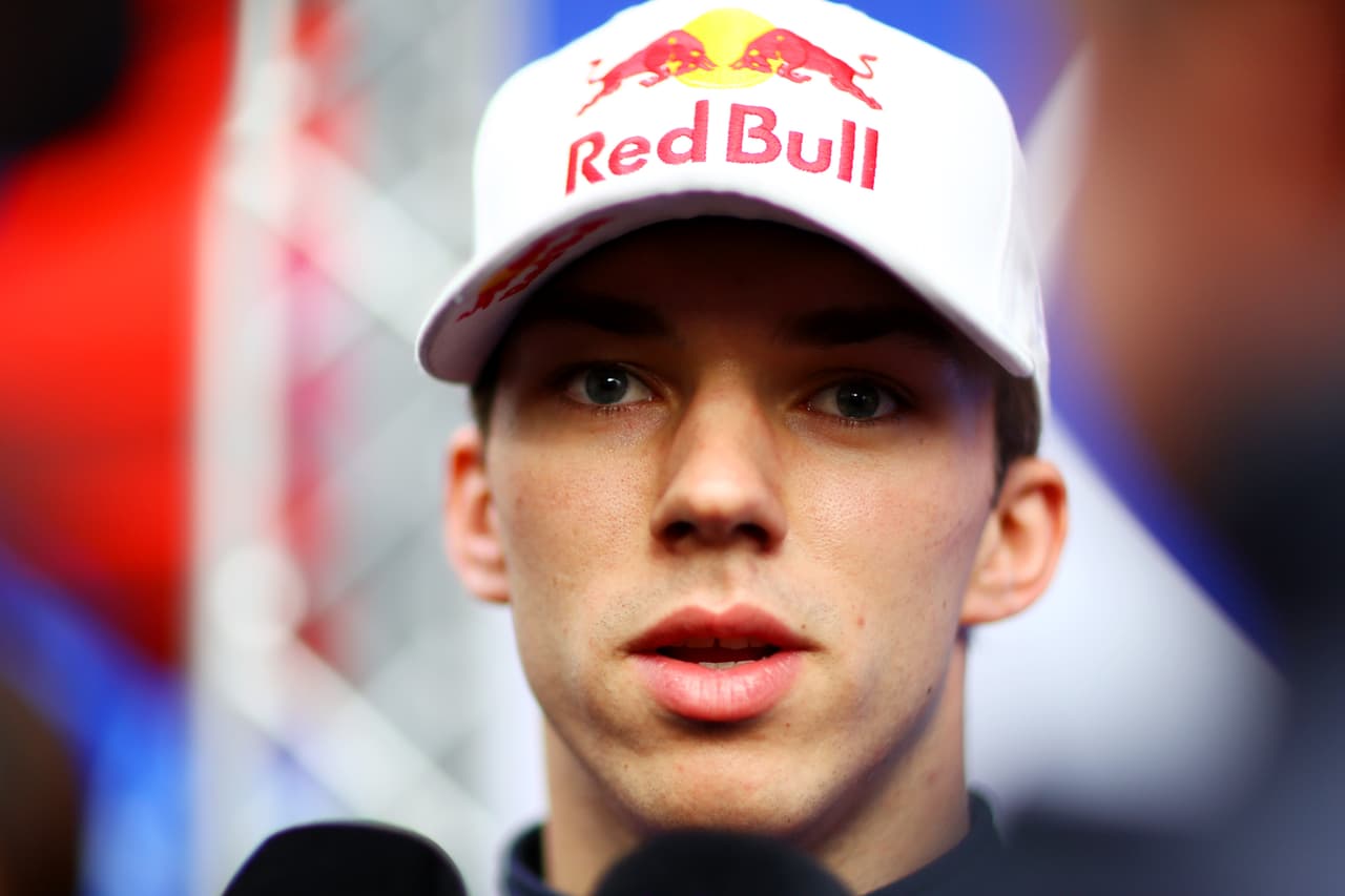 <b>Scuderia Toro Rosso: </b>10. Pierre Gasly. Nació el 7 de febrero de 1996 en Touen en Francia (22 años). Llegó a F1 en 2017. Mejor puesto final: 21 (2017). Mejor en carrera: 12 (1 vez).