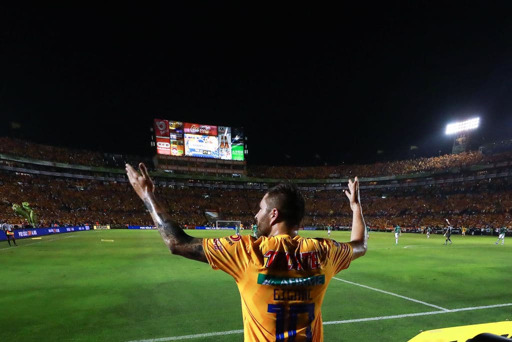 Gignac ha maravillado a muchos con sus goles en el balompié mexicano y es un jugador del que se espera mucho siempre. Esta noche cumplió y le ganó la batalla a Mena, aunque la guerra está todavía por ver a un vencedor.
