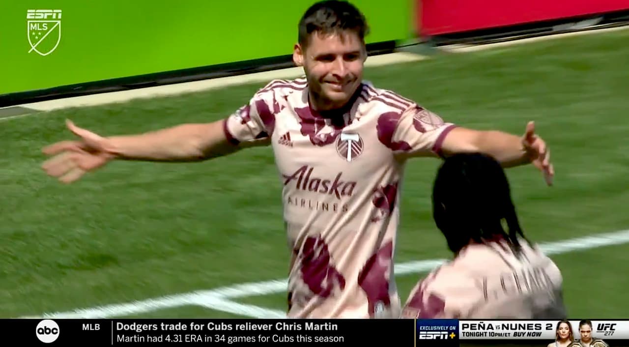 Jaroslaw Niezgoda remata de cabeza y los Timbers empatan el marcador