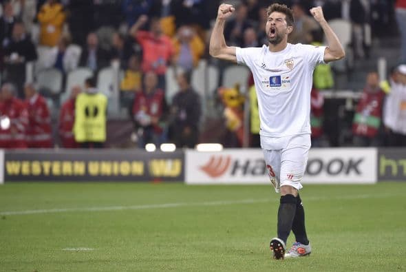 Aunque el zaguero del Sevilla no se queda atrás. Cuando es necesario Coke puede aplicar fuerza en sus entradas para hacerse respetar por los delanteros rivales.