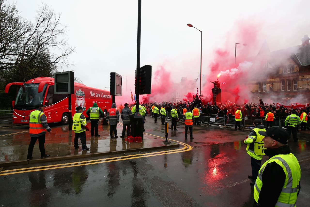 El cielo se vistió de fiesta en las calles de Liverpool, que con la presencia de los hinchas del equipo tuvieron la alegría previa al partido de ida de las semifinales de Champions League contra Roma.