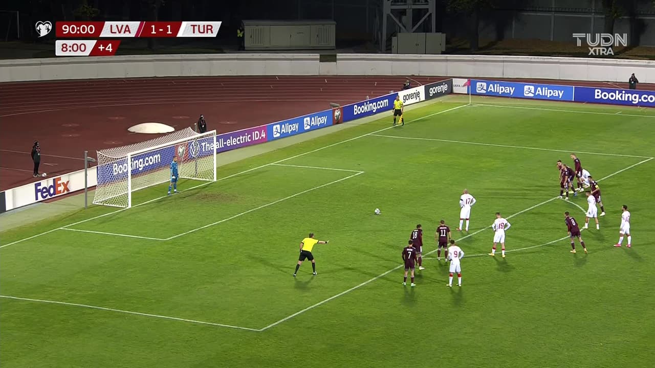 ¡GOL!  anota para Turquía. Burak Yilmaz