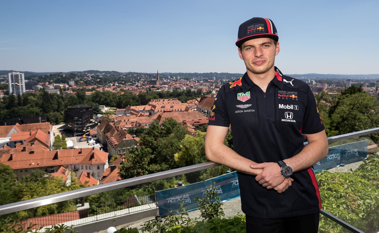 En Graz, a pocos kilómetros del Circuito Red Bull Ring en Spielberg, Max Verstappen encendió la actividad del Gran Premio de Austria con una visita a los aficionados, así como la tienda oficial de la escudería en la ciudad. A partir de este viernes los motores se encenderán con las primeras sesiones libres.