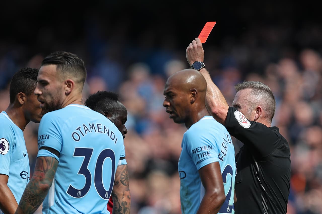 Sin dudarlo, el árbitro le mostró la tarjeta roja a Mané por su fuerza desmedida.