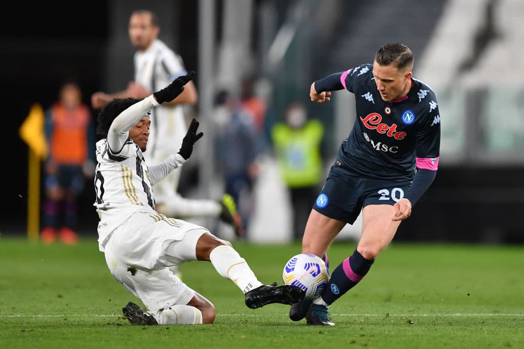 Juventus se queda con la victoria sobre el Napoli en Turín. Las anotaciones para los de la 'Vecchia Signora' corrieron a cargo de Cristiano Ronaldo y Paulo Dybala, quien después de tres meses de ausencia, regresa con anotación. El gol para los de Gattuso cayó al minuto 90 de penal, por parte de Lorenzo Insigne.