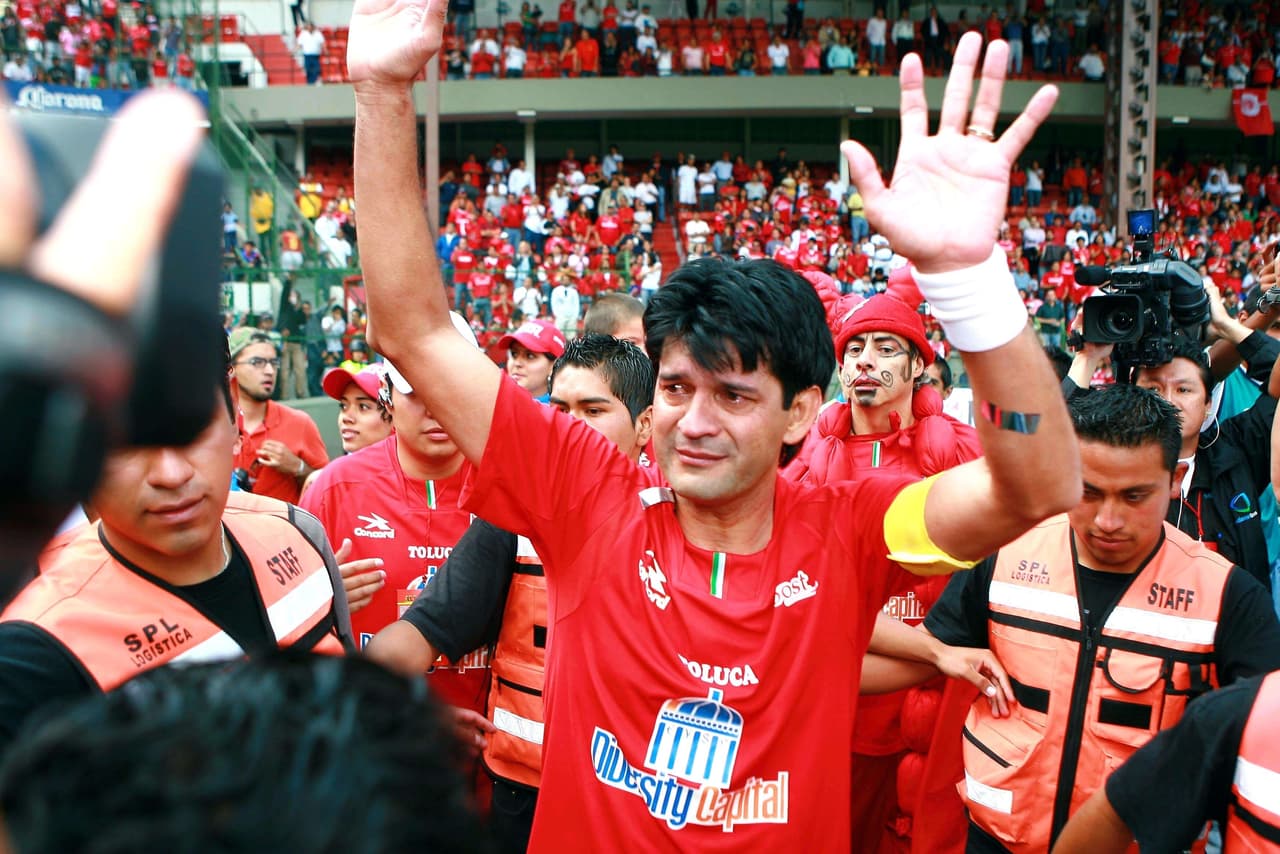 Antes de convertirse en referente de los Diablos, pasó por el futbol sudamericano y el suizo. Es el máximo anotador del club de todos los tiempos, considerando Liga, Copa y torneos internacionales.