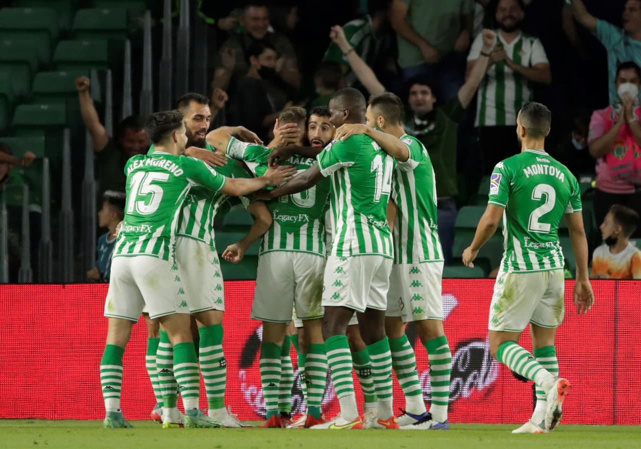Real Betis golea al Valencia 4-1 durante la Jornada 11 en La Liga. Borja Iglesias, con doblete, ya ponía encima a los béticos en el marcador, pero Gabriel Paulista ya anotaba uno a favor de los Chés y, al final, German Pezzella y Juanmi Jiménez se encargaron de alargar la diferencia y quedarse con la victoria. Guardado ingresó al 63'.