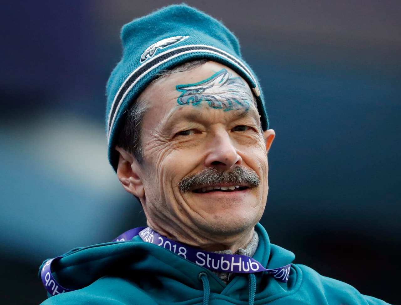 ¡Todo listo en el U.S. Bank Stadium para el Super Bowl LII! Los Patriots y los Eagles jugarán por el título de la NFL y ni siquiera las bajas temperaturas reducen la pasión de los miles de aficionados que ya están en el estadio.