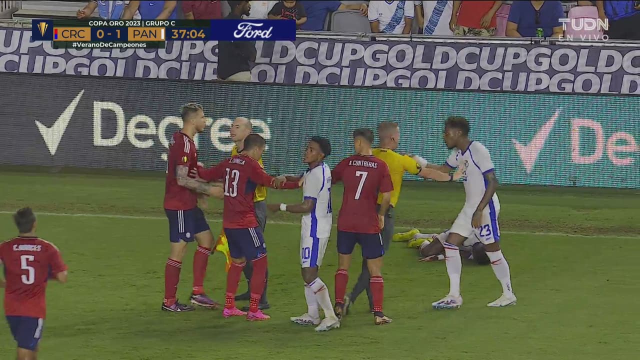 ¡Se calientan los ánimos! Una falta de Vargas acaba en bronca