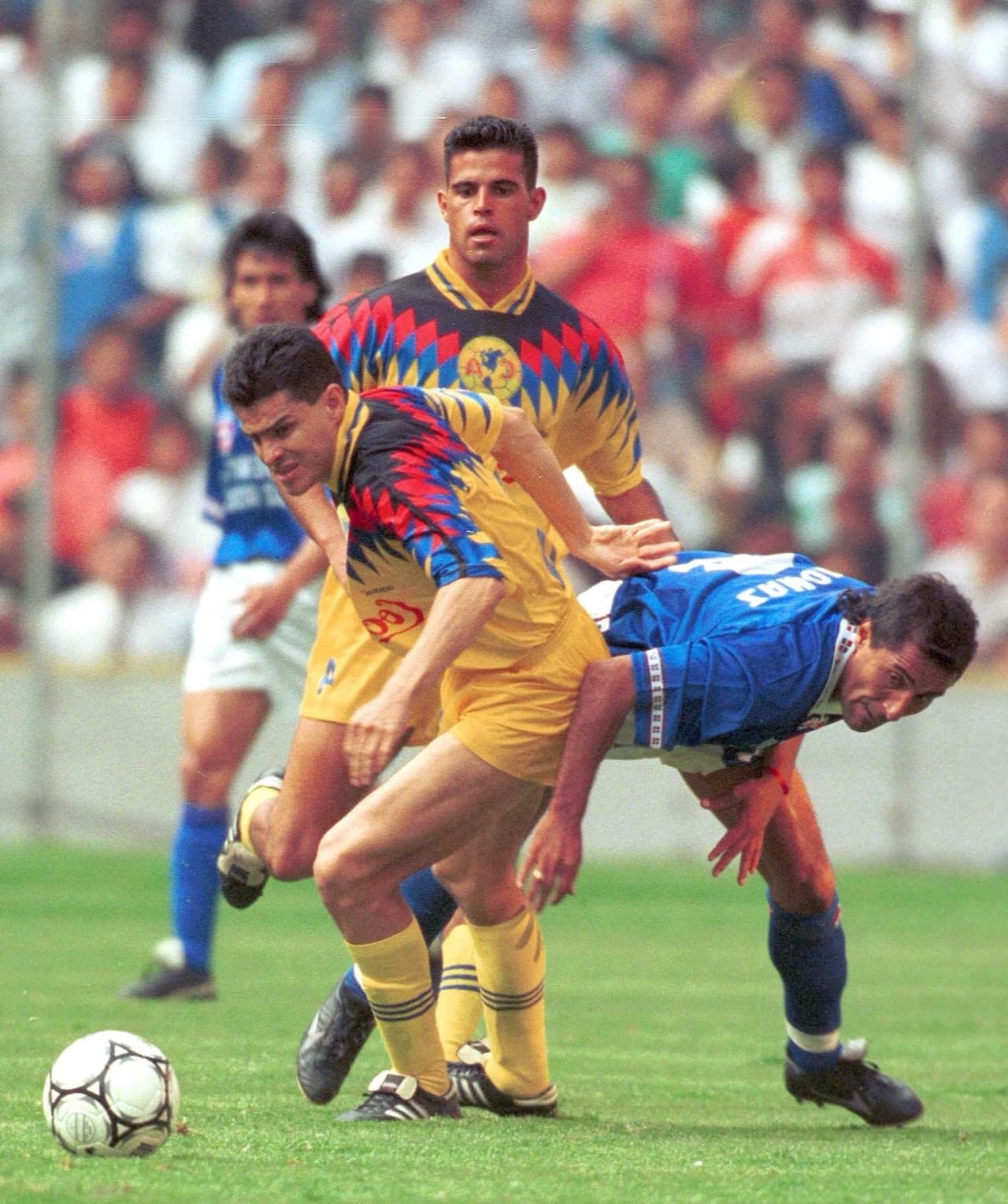 Ahí mismo, en Ecuador, su destino giró rumbo al norte del continente. Enrique Meza, técnico de Cruz Azul que iba por Claudio García otro de los seleccionados albicelestes, le vio y aunque Maradona le pidió quedarse en Newell´s, decidió emprender la aventura con Cruz Azul.