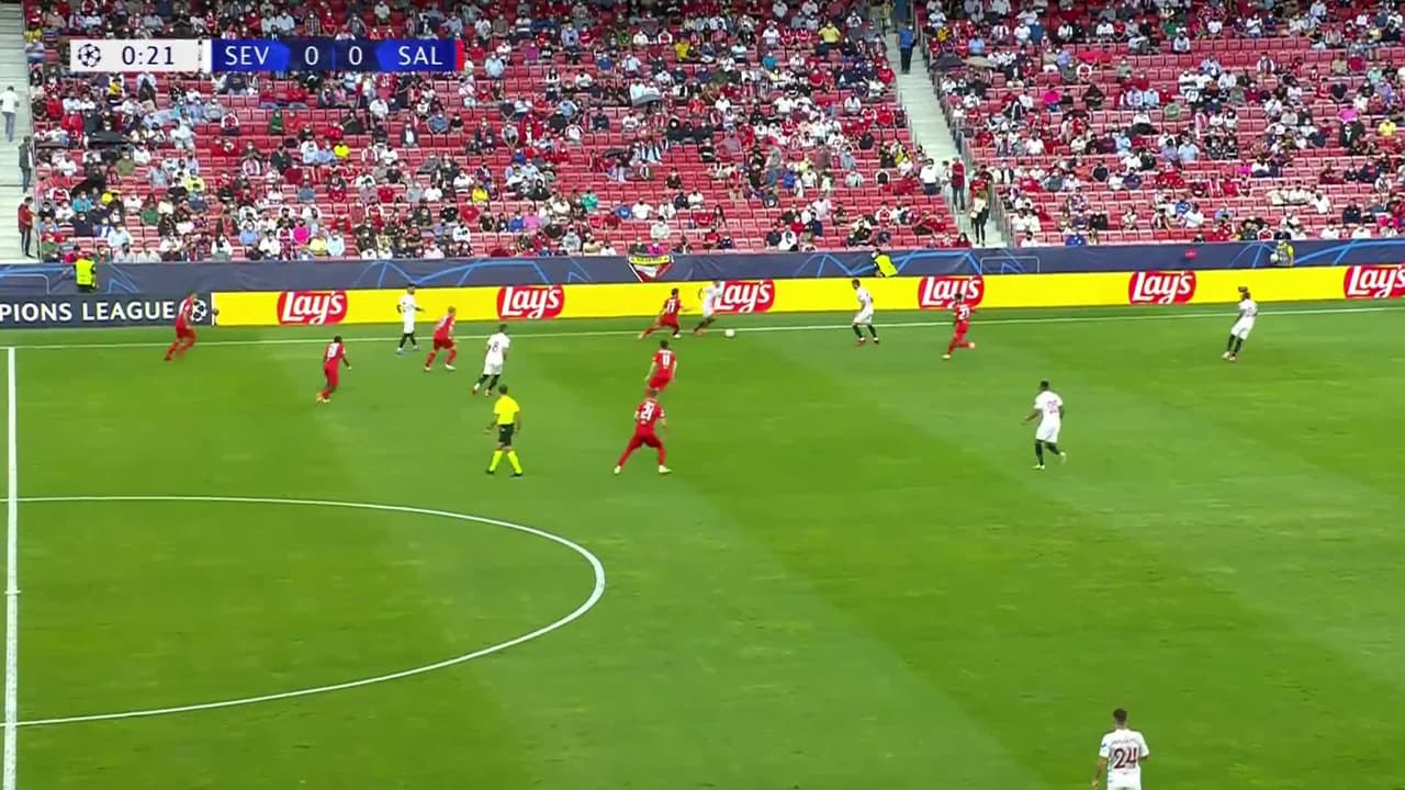 Arranca el partido y la pelota está en juego.