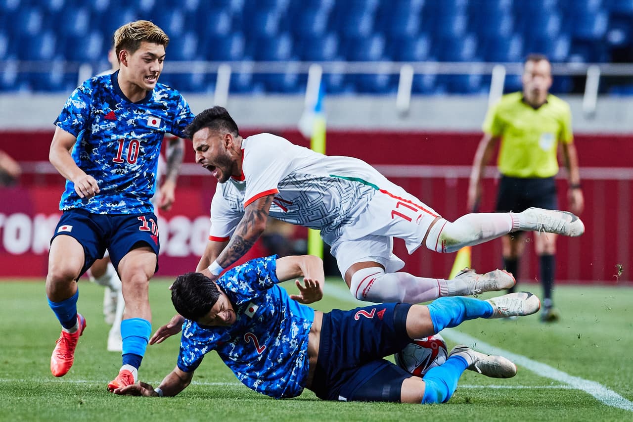 La selección mexicana cae ante los locales 2-1 durante su segundo partido en los Juegos Olímpicos de Tokyo 2020. México se jugará su pase a Cuartos de Final el miércoles ante Sudáfrica. Takefusa Kubo anotó el primer tanto para la escuadra nipona, seguido de Doan al 11'; el 'Piojo' Alvarado anotó al minuto 85' pero no le alcanzó a la escuadra azteca.