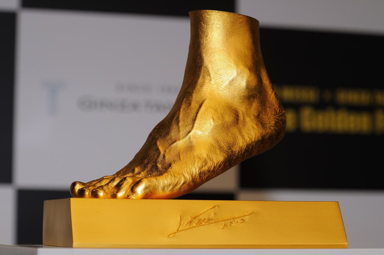 En Tokio, Japón, tienen una estatua bañada en oro del pie izquierdo de Lionel Messi con un peso de 25 kilograms. Tiene un costo de 498.7 million yenes japoneses.