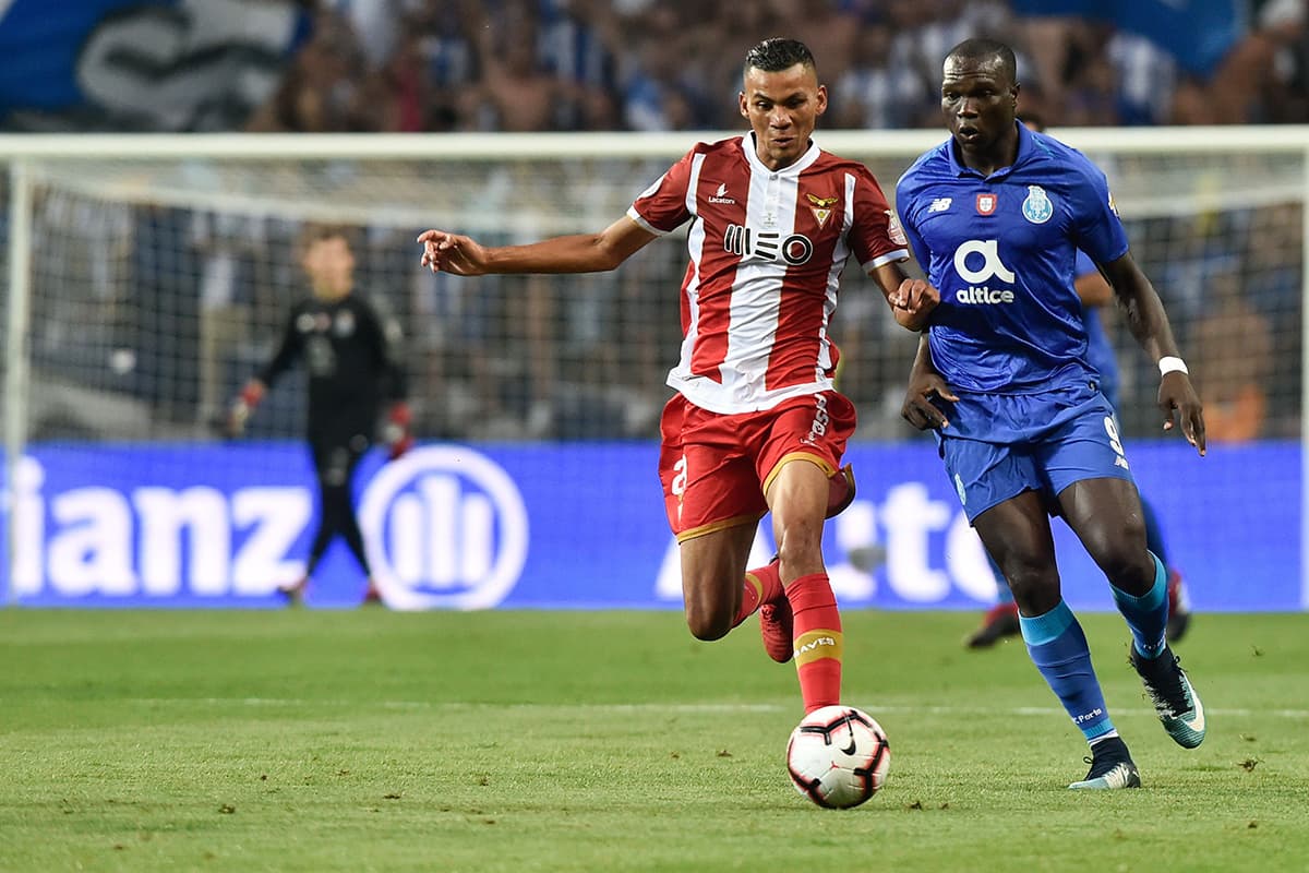 El juego, intenso en su trámite, se disputó en el Estadio Municipal de Averio en Portugal. La acción de juego protagonizada por Aboubakar (derecha) y Claudio Falcao (izquierda).