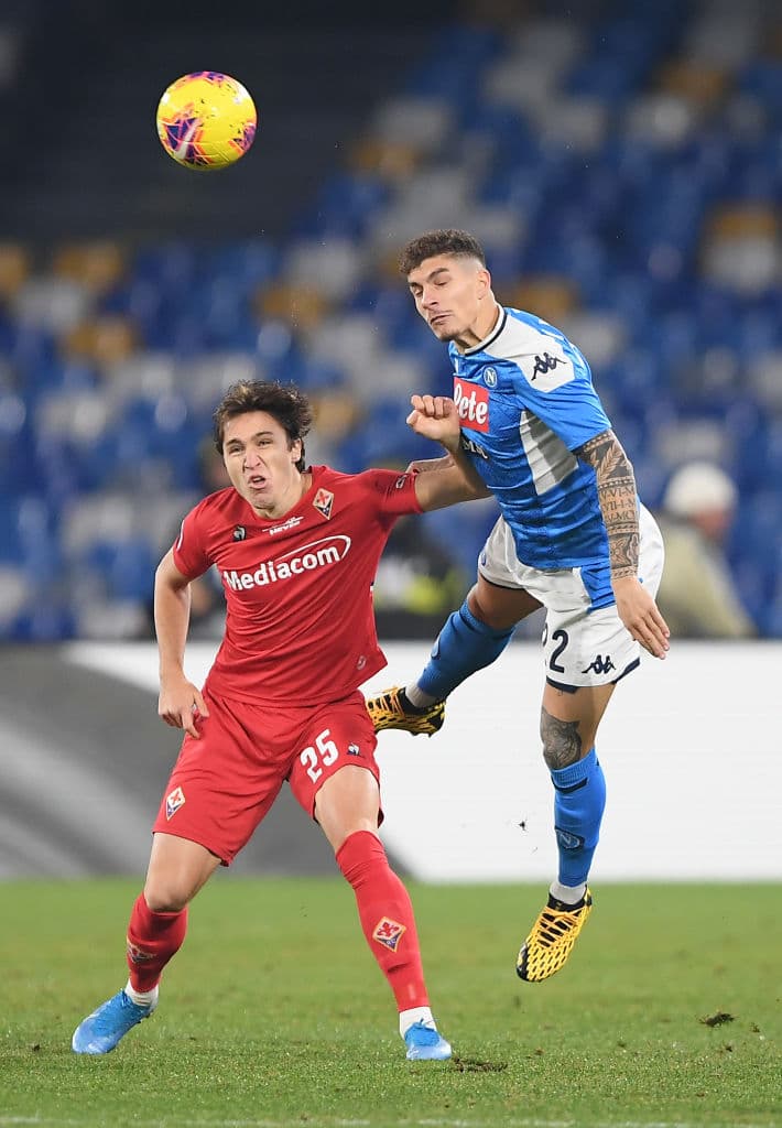 Con goles de Federico Chiesa y Dušan Vlahović, la Fiorentina gana y se lleva los tres puntos en el Estadio San Paolo.