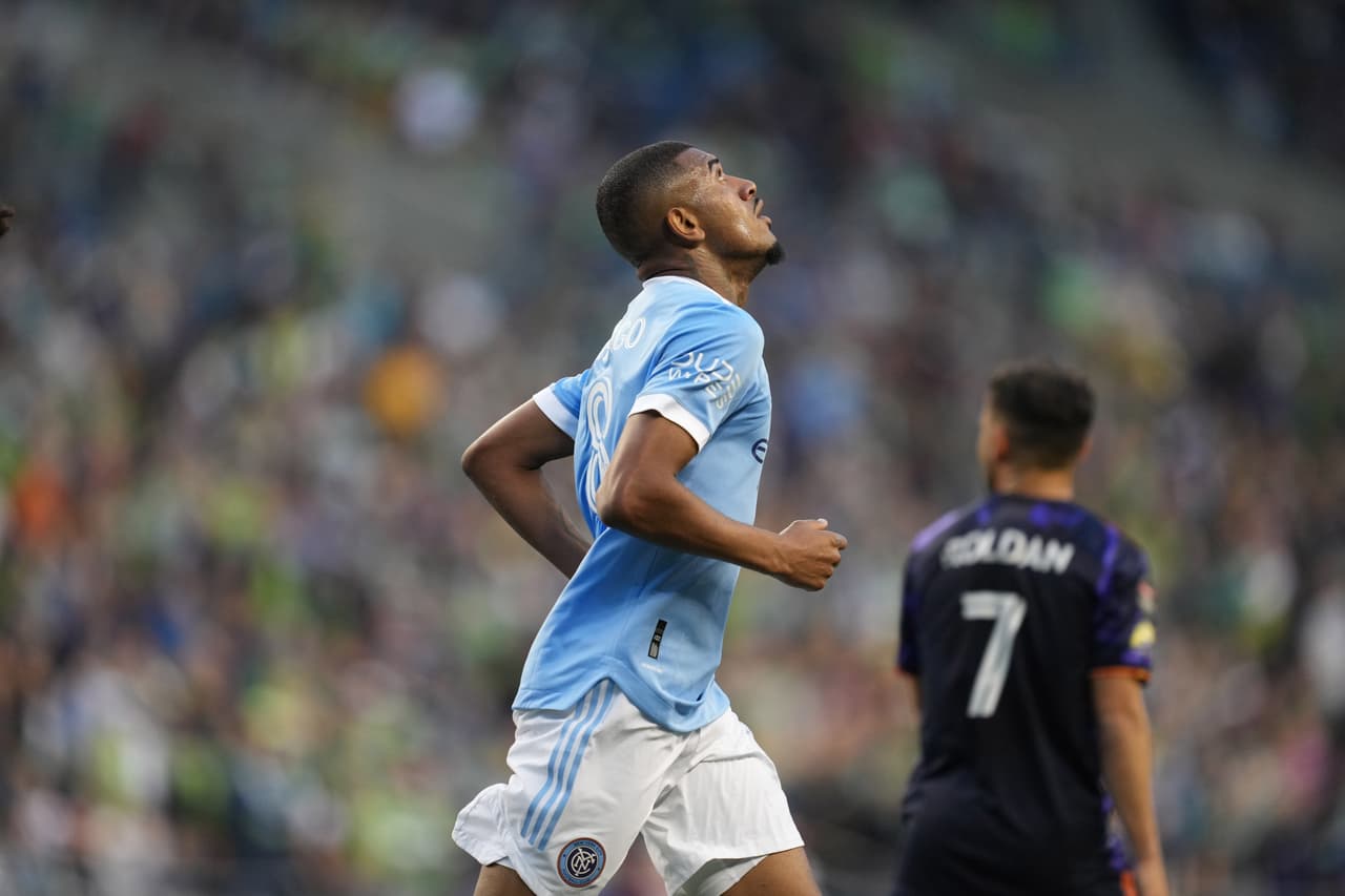 Cuando los locales jugaban mejor, una desatención en el área permitió que el NYC FC aprovechara para que Thiago Andrade metiera un recentro de Valentín Castellanos ante la nula marca de los centrales.