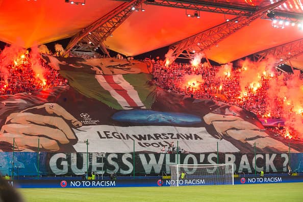 Los ultras del Legia de Varsovia
<a href="http://www.univision.com/deportes/futbol/uefa-champions-league/quienes-son-los-barrabravas-del-legia-que-aterrorizaron-madrid" target="_blank">son temidos por su violencia y por estar entrenados en combate cuerpo a cuerpo</a>. Esta manta la sacaron para vengarse de la UEFA por haber descalificado a su equipo en la Champions 2014-2015. 'Guess who's back?'