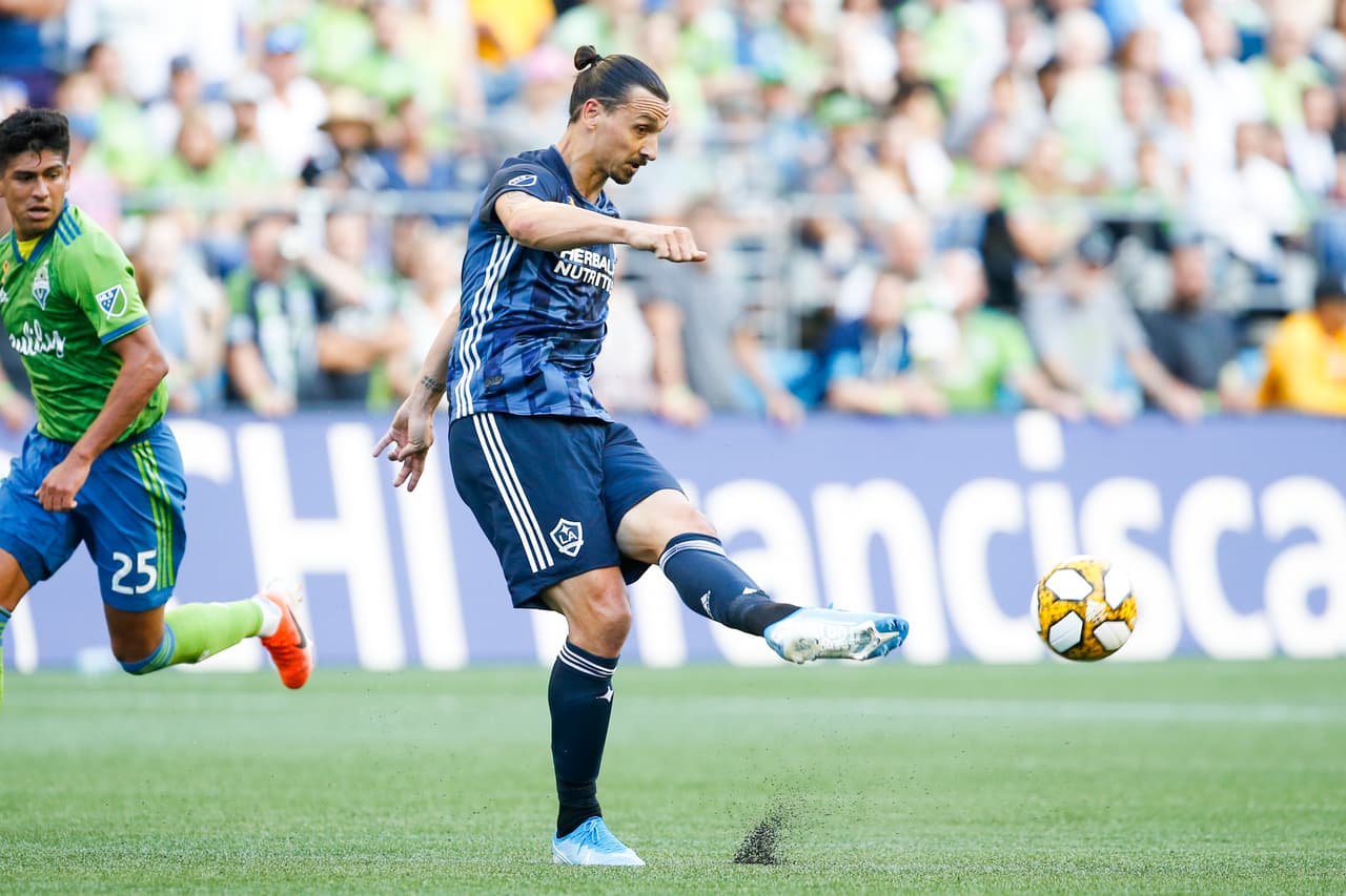 LA Galaxy perdió en Seattle, pero no par falta de producción ofensiva en la cual Zlatan Ibrahimovic se hizo presente con un gol de cabeza y una asistencia involuntaria para que Uriel Antuna empatara momentáneamente el marcador.