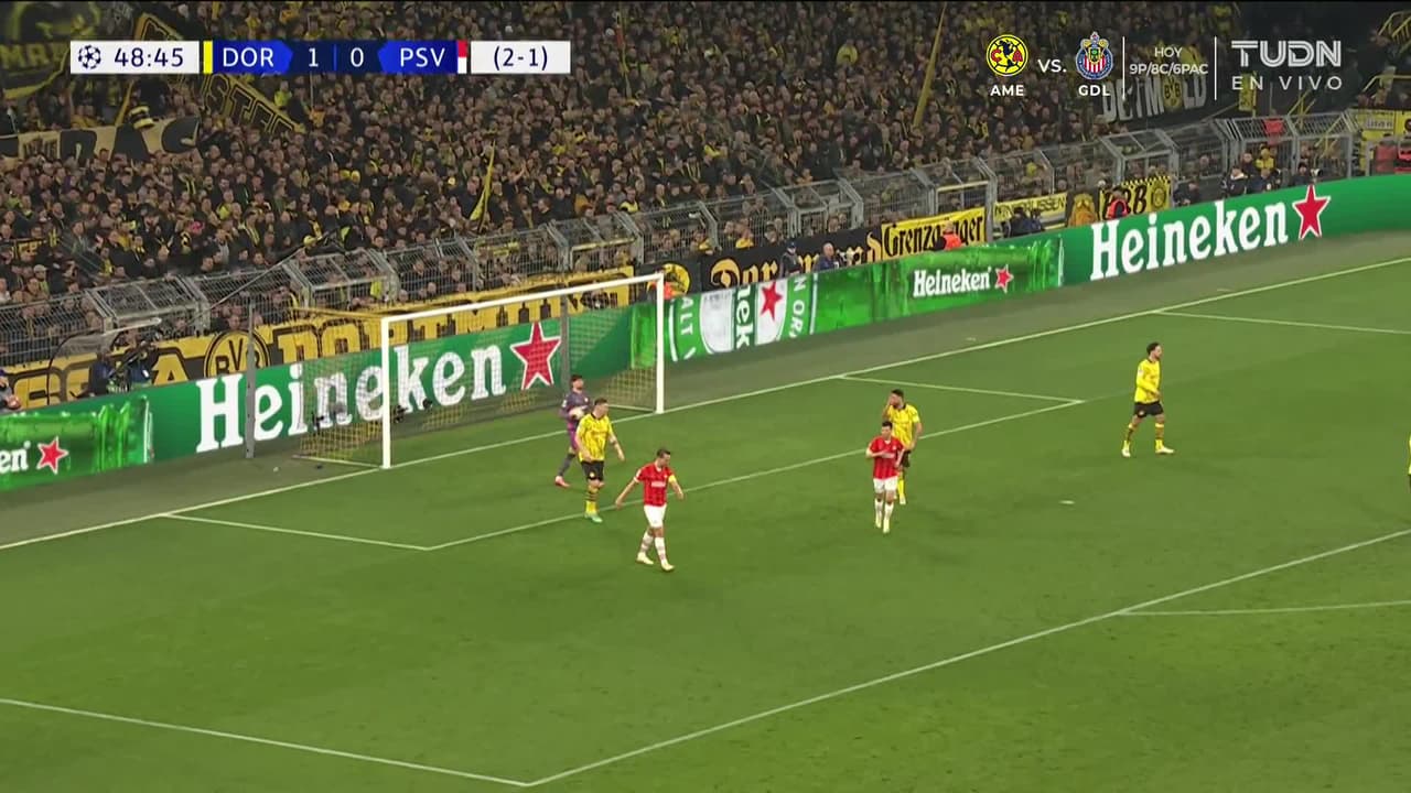 ¡TIRO ATAJADO! disparo por Luuk de Jong.