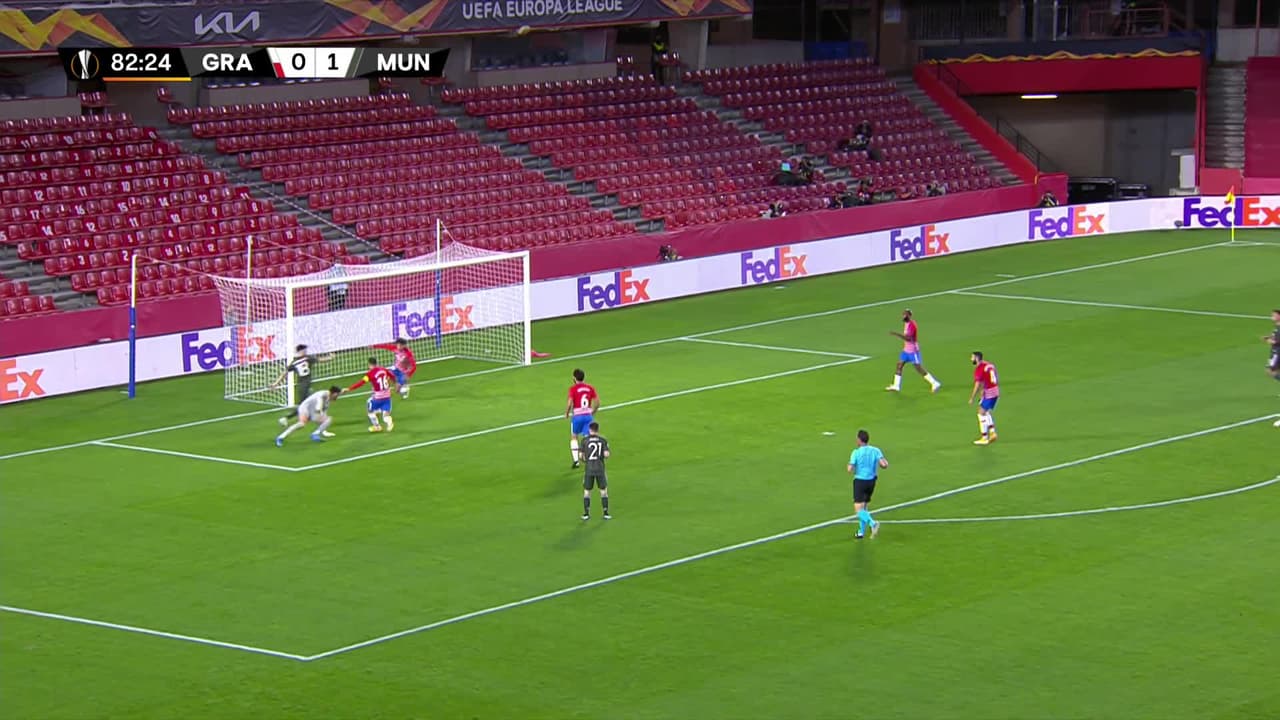 ¡TIRO ATAJADO! disparo por Bruno Fernandes.