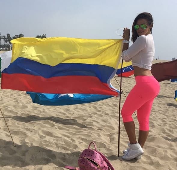 Andrea es una bella modelo y presentadora de televisión que es gran seguidora de la selección de Colombia y esta fecha FIFA apoyará con todo a su equipo.