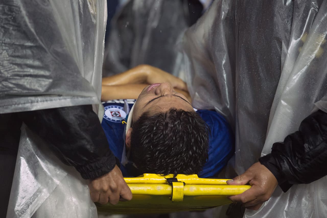 Al minuto 4 del segundo tiempo, Víctor Zúñiga se barrió muy cerca del área de meta y terminó estrellándose sobre una silla. Aunque perdió la consciencia, al final el accidente no pasó a mayores.