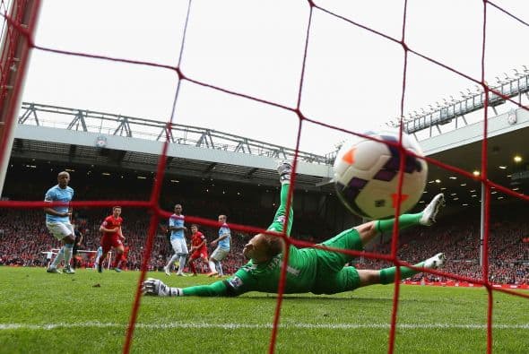 Disparo de Philippe Coutinho que no pudo ser detenido por el arquero Joe Hart.