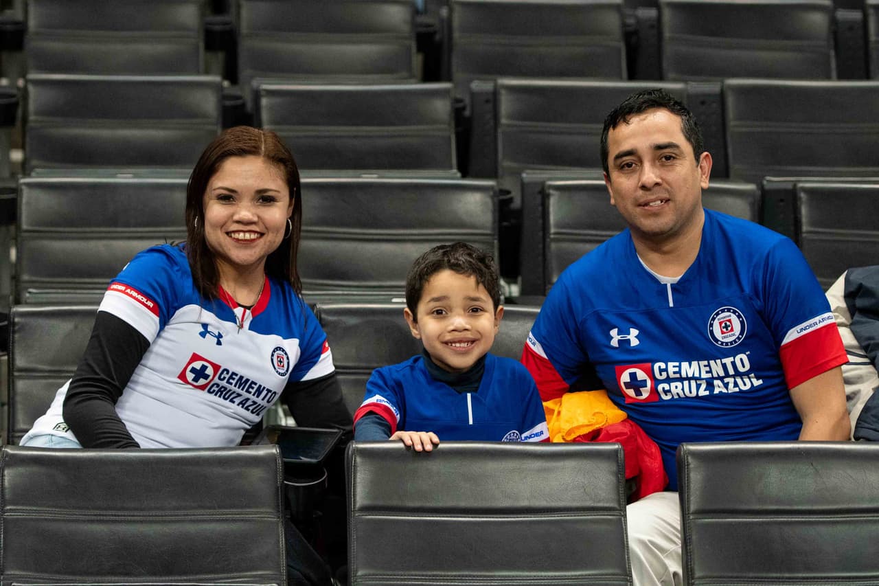 Ambiente festivo y de gran colorido por la Ida de la Semifinal entre Monterrey y Cruz Azul en la Liguilla de la Liga MX. Así lo vivieron la afición local y visitante.