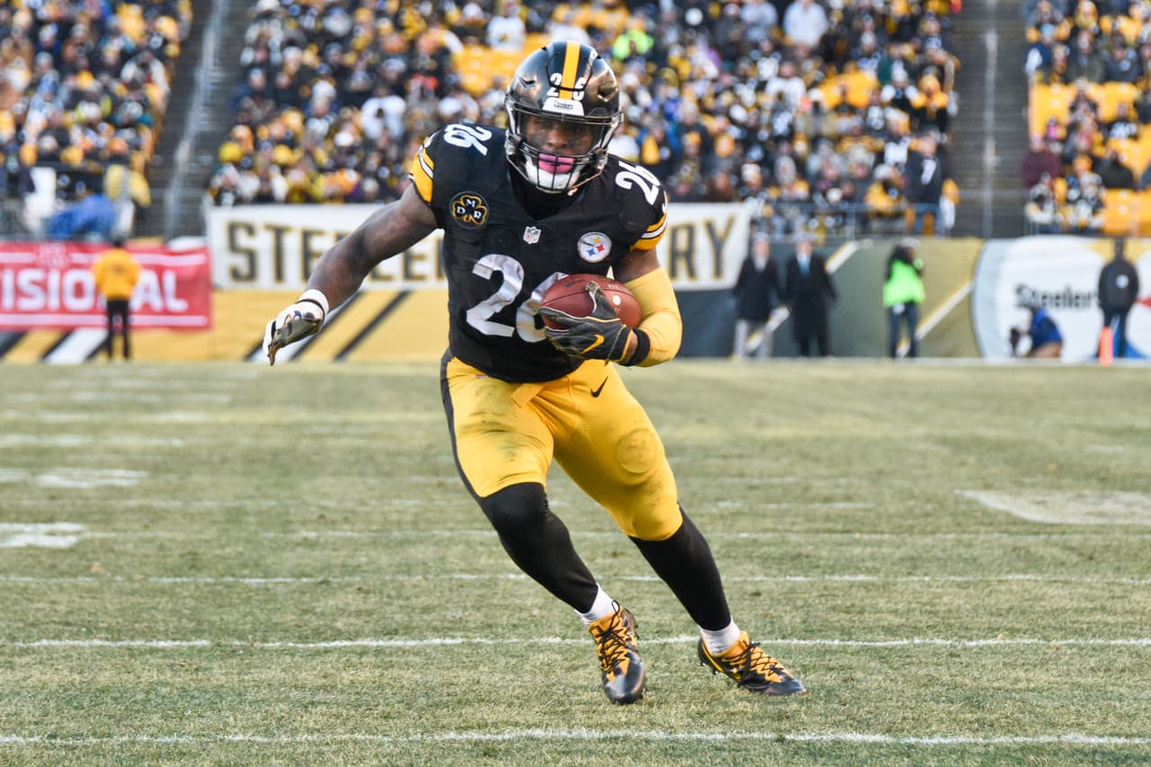 Pittsburgh Steelers running back Le'Veon Bell (26) plays in an NFL football game against the Jacksonville Jaguars, Sunday, Jan. 14, 2018, in Pittsburgh. (AP Photo/Don Wright)