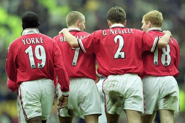 Aunque a veces terminan siendo fracasos a veces es necesario apostar por los jóvenes, tal como lo hizo Alex Ferguson con futbolistas como David Beckham, Paul Scholes y los hermanos Neville.