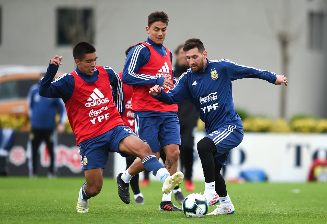 Los dirigidos por Lionel Scaloni realizaron algunos trabajos tácticos en el predio de Ezeiza y luego un partido en espacio reducido. Messi, líder de esta nueva aventura por un título de Copa América, se lució y fue seguido de cerca hasta por los rivales para sacarse una foto con ellos.