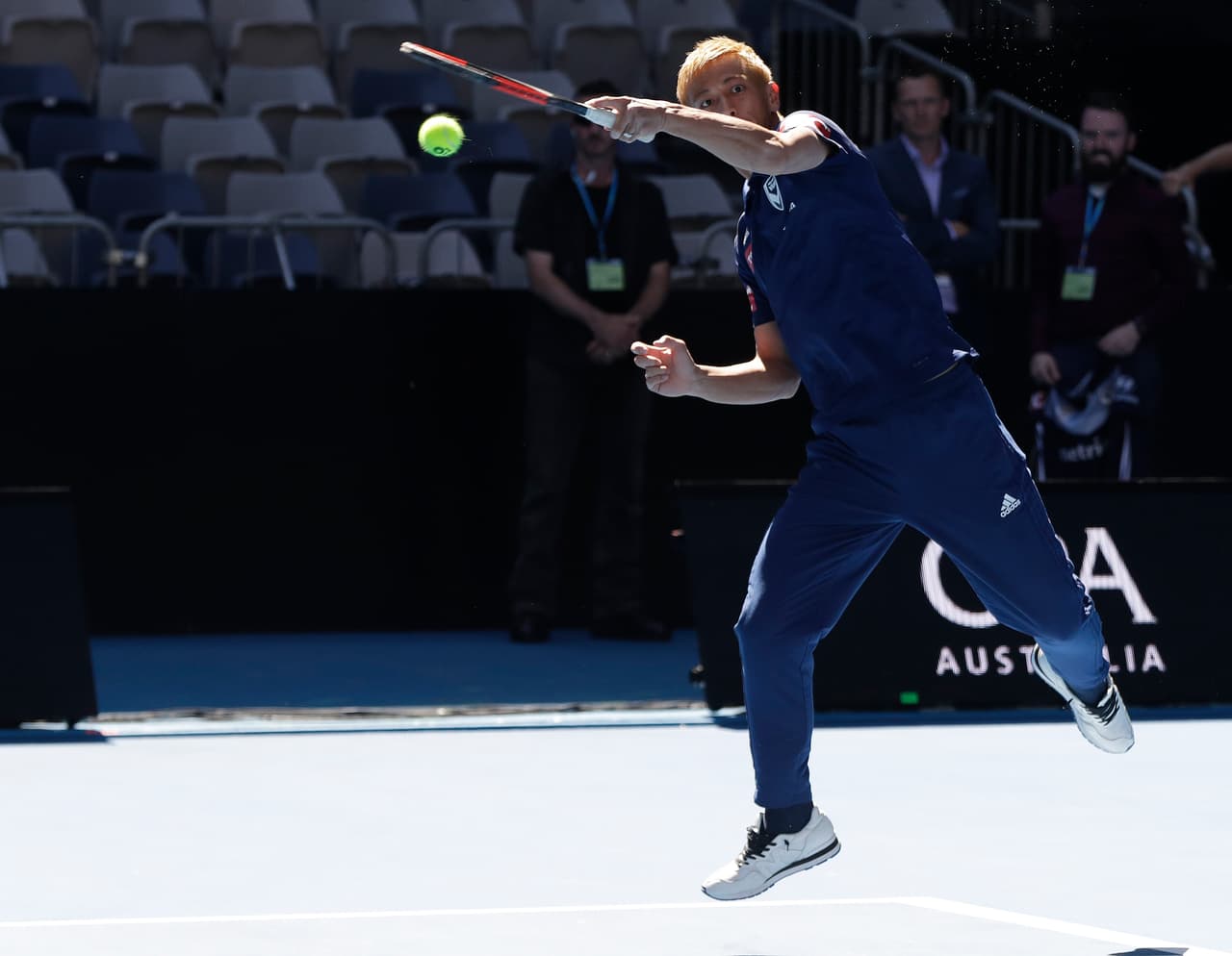 El tenista japonés Kei Nishikori recibió la visita de su compatriota Keisuke Honda (foto), futbolista del Melbourne Victory y exjugador de Pachuca, con el que practicó y compartió previo al comienzo del Australian Open.