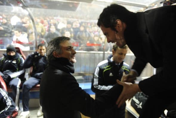 Antes del inicio de este encuentro, los técnicos José Mourinho y Quique Sánchez Flores.