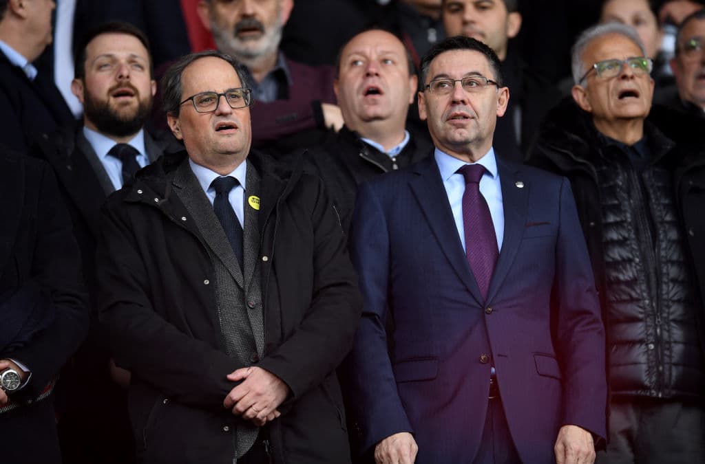 El presidente de Cataluña Quim Torra (isquierda) y el del Barcelona, Josep Maria Bartumeu (derecha) en el palco antes del partido.