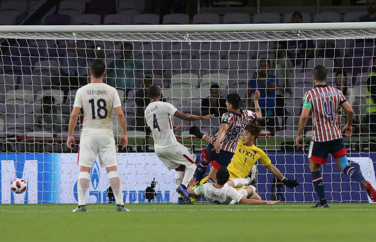 En tiempo de compensación vino el segundo gol de las Chivas pero ya no fue posible, no alcanzó y con ello la eliminación y la esperanza de jugar ante el Real Madrid.