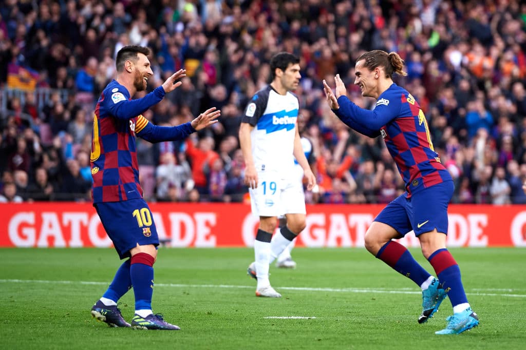 Barcelona golea en casa al Alavés y es super líder de La Liga española. Con goles de Suárez, Messi, Vidal y Griezmann, Barça se impone 4-1 al Alavés.