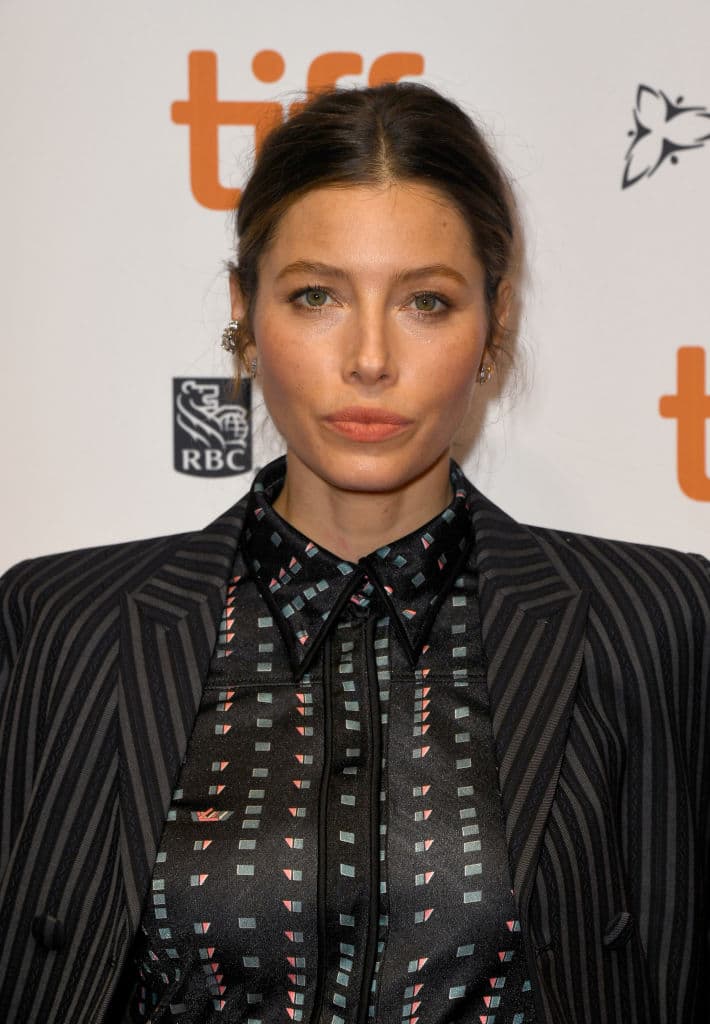 No es tanto lo que come Jessica Biel sino dónde lo come. La estrella lleva sus comidas a la ducha, y no solo estamos hablando de una cerveza, sino de platos con salchichas de pollo y manzana y una taza de espresso con ella.