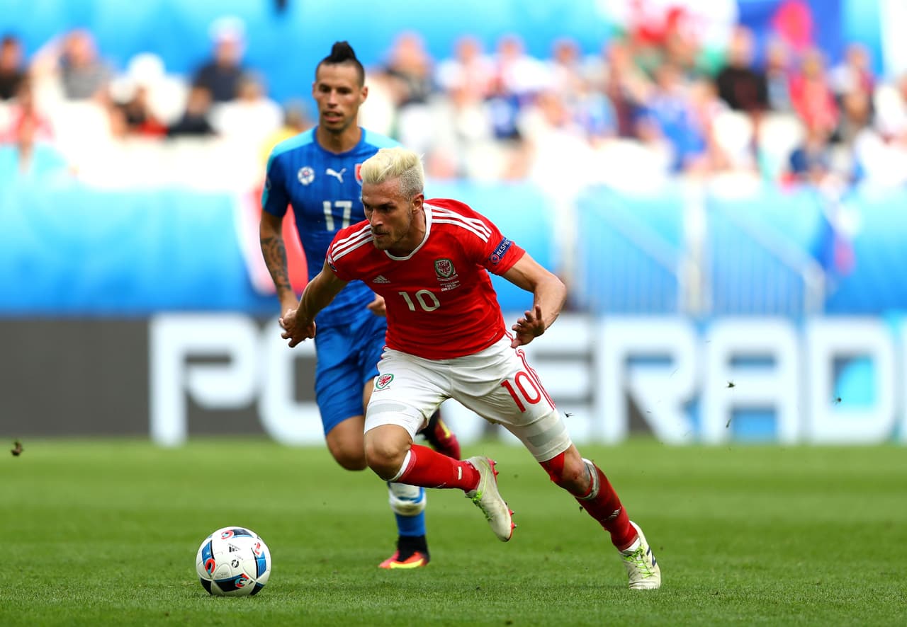 Ramsey comandó la remontada de los galeses, el volante del Arsenal habilitó a Robson-Kanu dentro del área para que marcara el segundo gol de los rojos.