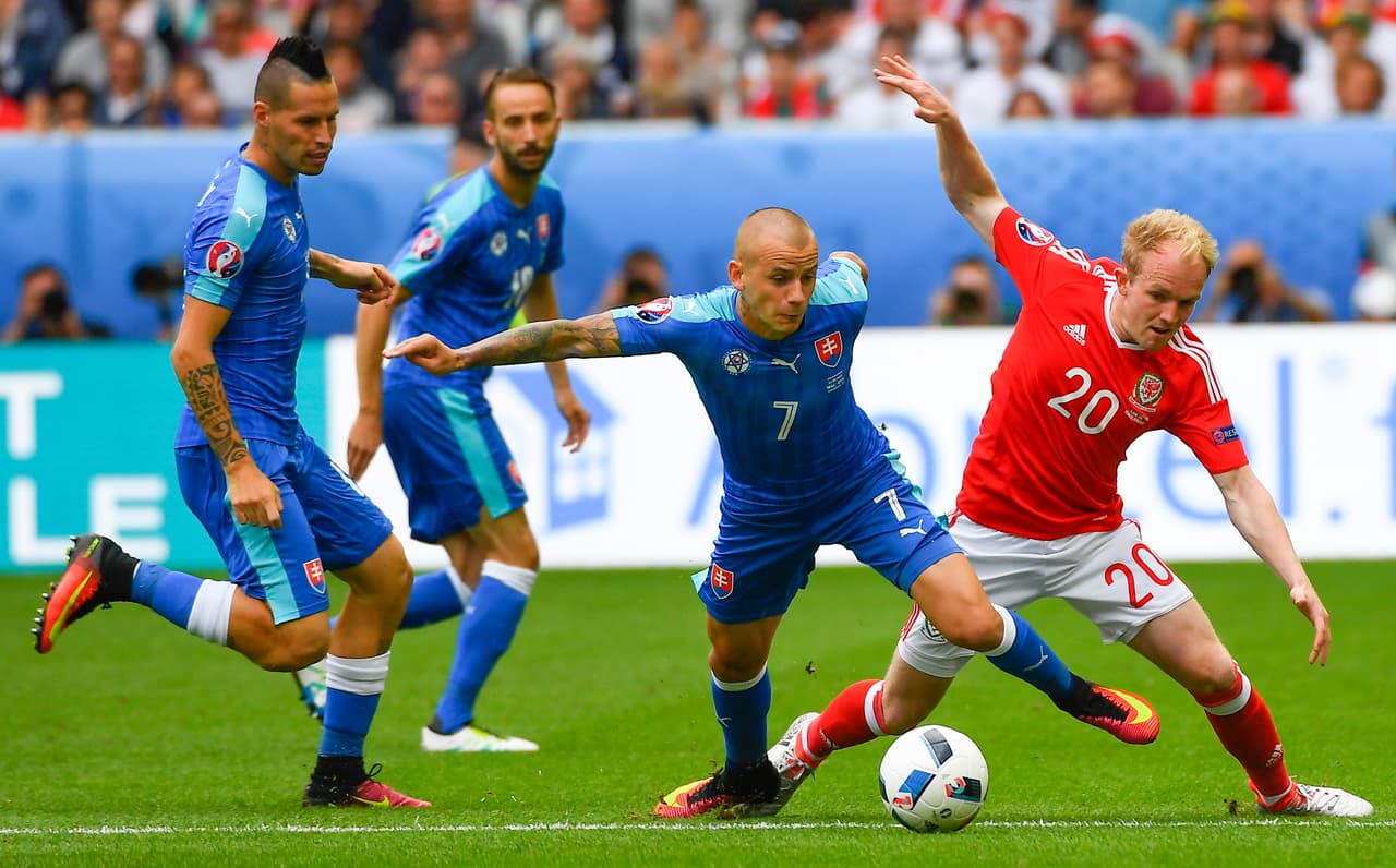 Las acciones del partido comenzaron con una Eslovaquia dominante, pero que con el paso de los minutos perdió brillo.