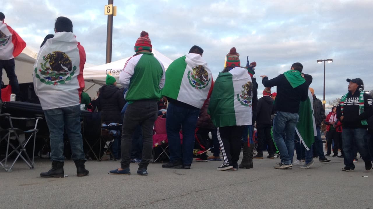 Con la bandera azteca como cobija por el duro frío en Columbus.