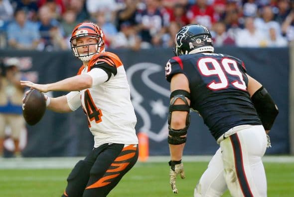 Andy Dalton lanzó para 233 yardas y un touchdown lo que dio a los Cincinnati Bengals una victoria por 22-13 sobre los Houston Texans.