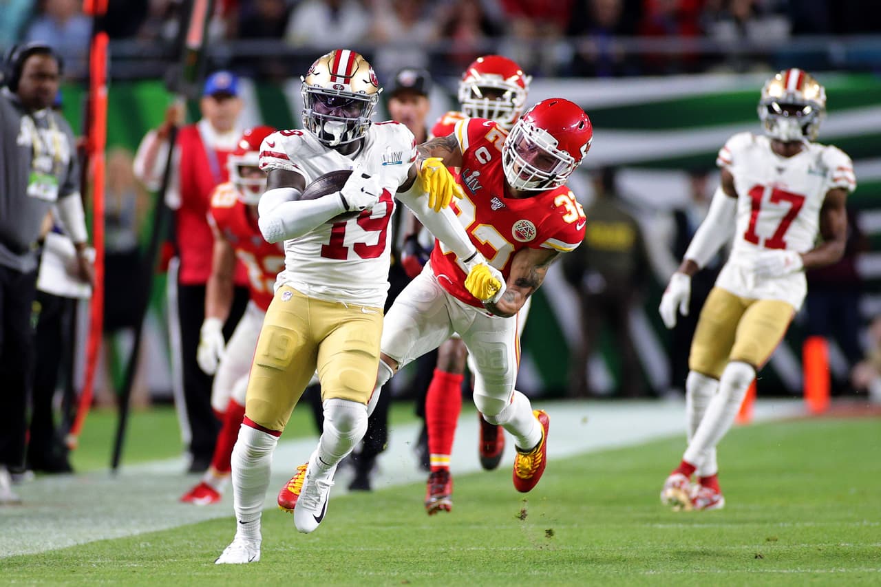 Deebo Samuel #19 de San Francisco 49ers corre con el balón en una jugada reversible y gana 32 yardas, dejando a los 49ers en la yarda 40 del territorio rival.