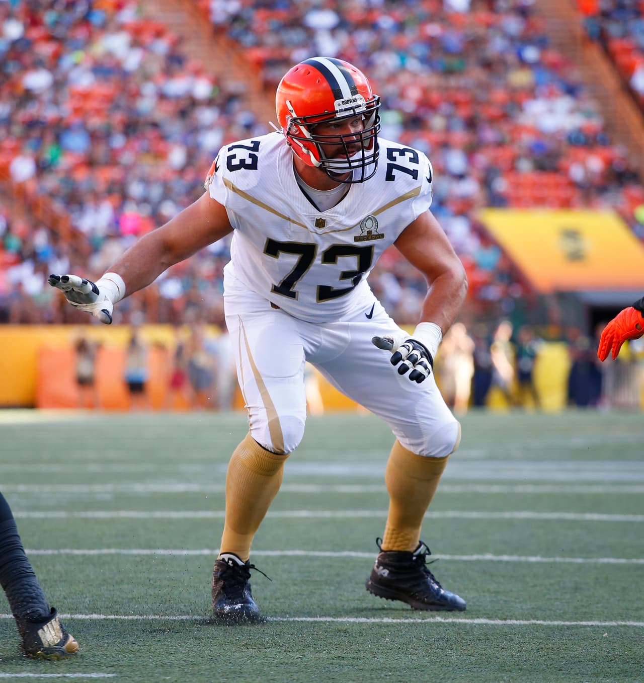 23 / JOE THOMAS - T - CLEVELAND BROWNS - El espectacular tackle izquierdo de los Browns cumplió su novena temporada como titular de los Browns. Ha jugado los 144 partidos en los que se ha puesto el uniforme del equipo, nunca ha faltado. Reconocido por su habilidad para proteger el lado ciego de los quarterbacks. Mejoró 2 lugares respecto a la temporada 2015.