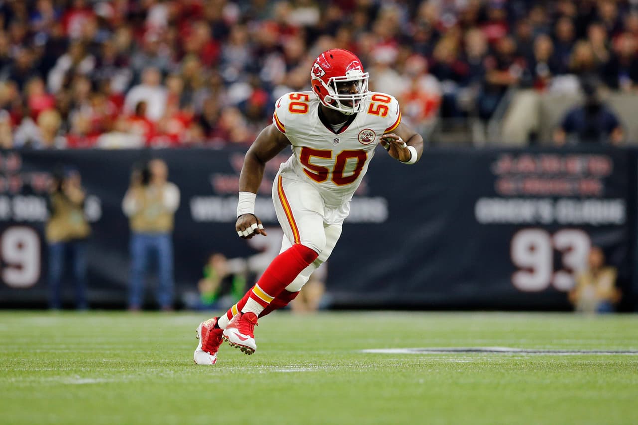 26 / JUSTIN HOUSTON - LB - KANSAS CITY CHIEFS - Las 7.5 capturas de quarterback fue el máximo para los Chiefs en la temporada, sin embargo quedó muy lejos de lo que consiguió en 2015 cuando registró 22 capturas. Una de las causas es que no pudo jugar 5 partidos debido a lesiones, por eso también se quedó a la mitad del total de tackleadas del año pasado. A pesar de todo, mejoró un lugar en el Top 100.