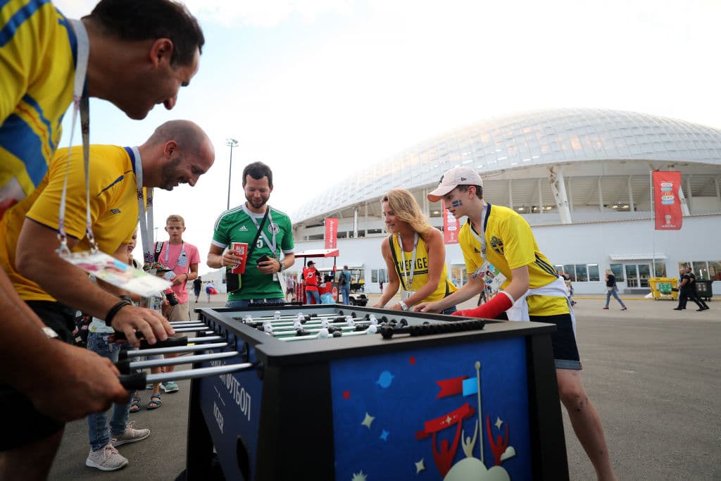 Los fanáticos de Alemania y de Suecia viven la fiesta del segundo partido de ambos países por el grupo F en el Mundial de Rusia 2018, en medio del colorido del certamen.
