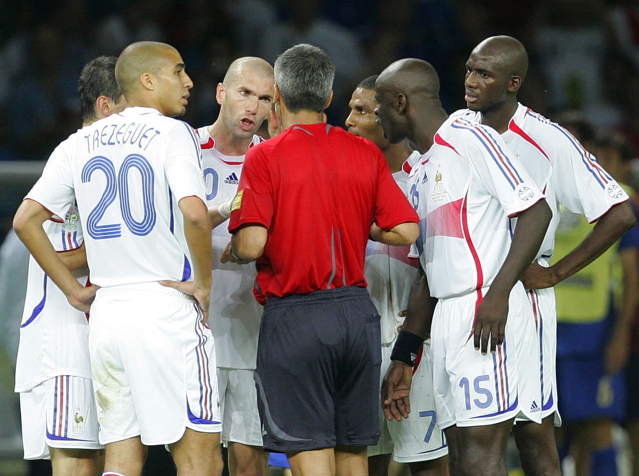 Zidane intentó convencer al juez de que su sanción era muy rigurosa y, a pocos minutos de los penaltis, le pidió reconsiderar su decisiñon.