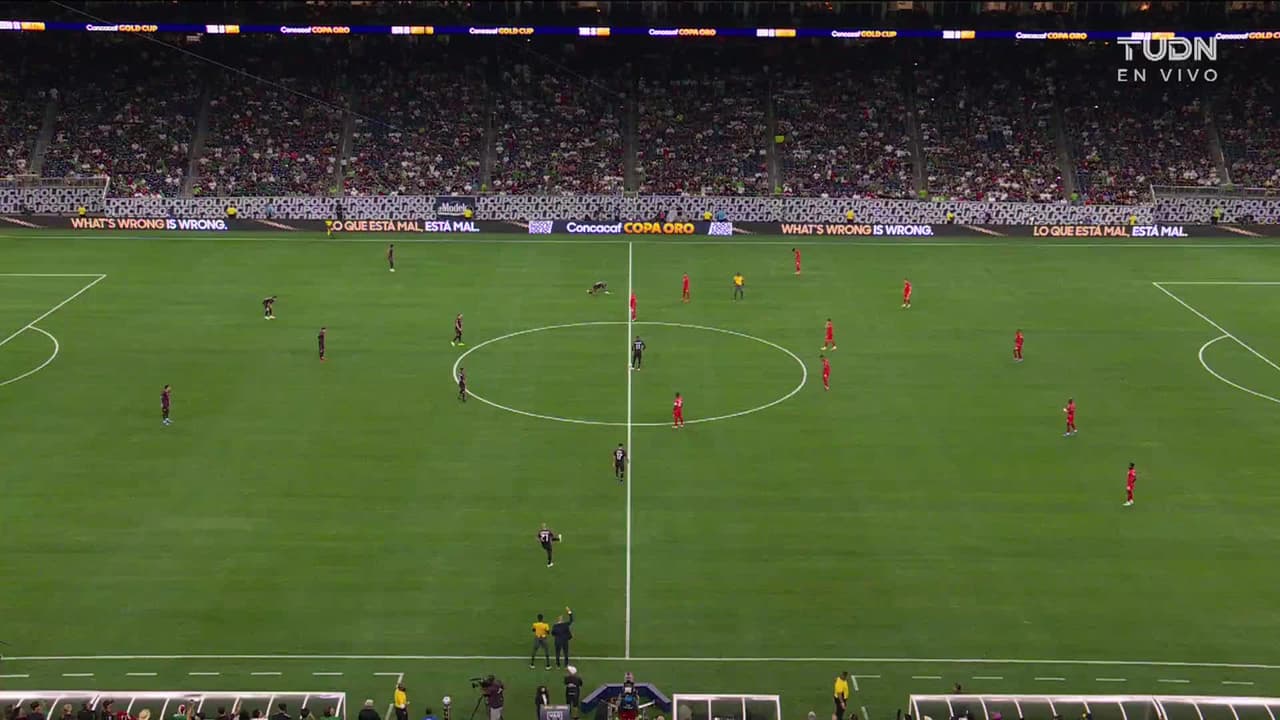 Arranca el partido y la pelota está en juego.