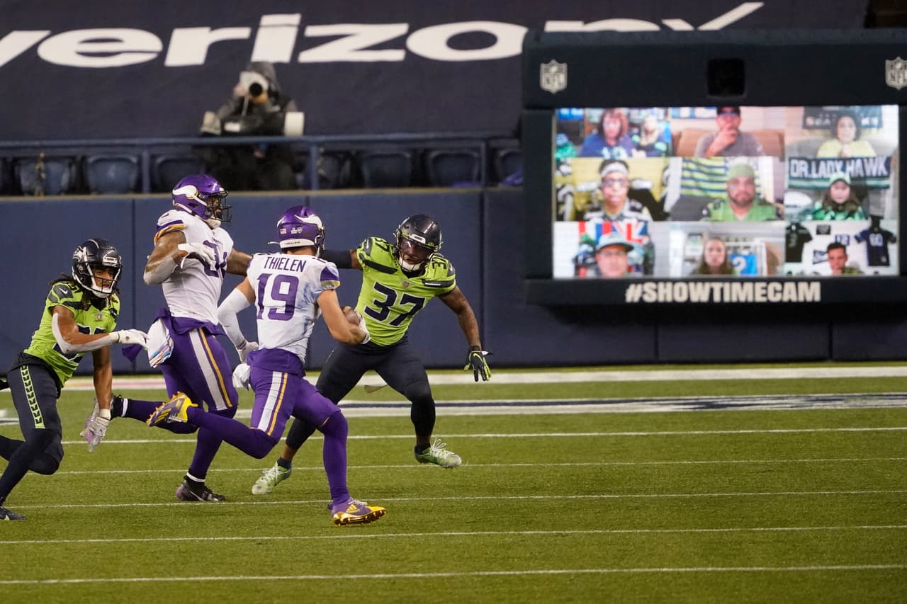 Los Seattle Seahawks consiguen ganar el encuentro en los últimos segundos del partido con un apretado marcador de 26-27 a favor.