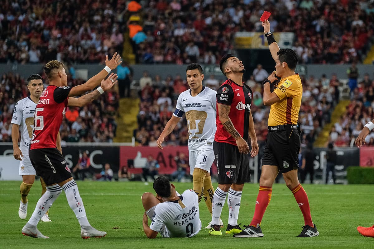 Poco después, la expulsión con roja directa del chileno Lorenzo Reyes a los 20 minutos terminó de arruinarle el partido a los Zorros.